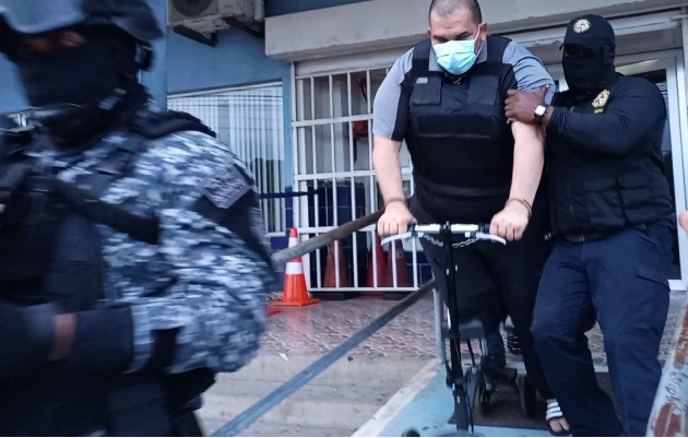 Ala salida de la audiencia, llamó la atención la condición física de "Rirri", el cual se valía de una andadera para caminar además de utilizar una bota ortopédica en la pierna derecha. Foto: Eric Montenegro