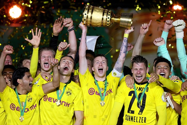 Borussia Dortmund levanta su título número cinco en la historia del club. Foto: EFE Borussia Dortmund levanta su título número cinco en la historia del club. Foto: EFE
