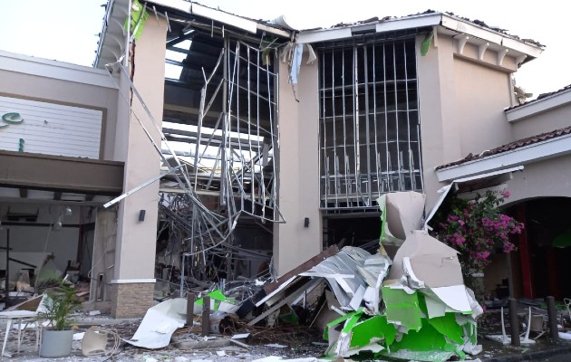 La explosión causó daños severos a la fachada del local y también en el interior. Foto: Eric Montenegro La explosión causó daños severos a la fachada del local y también en el interior. Foto: Eric Montenegro