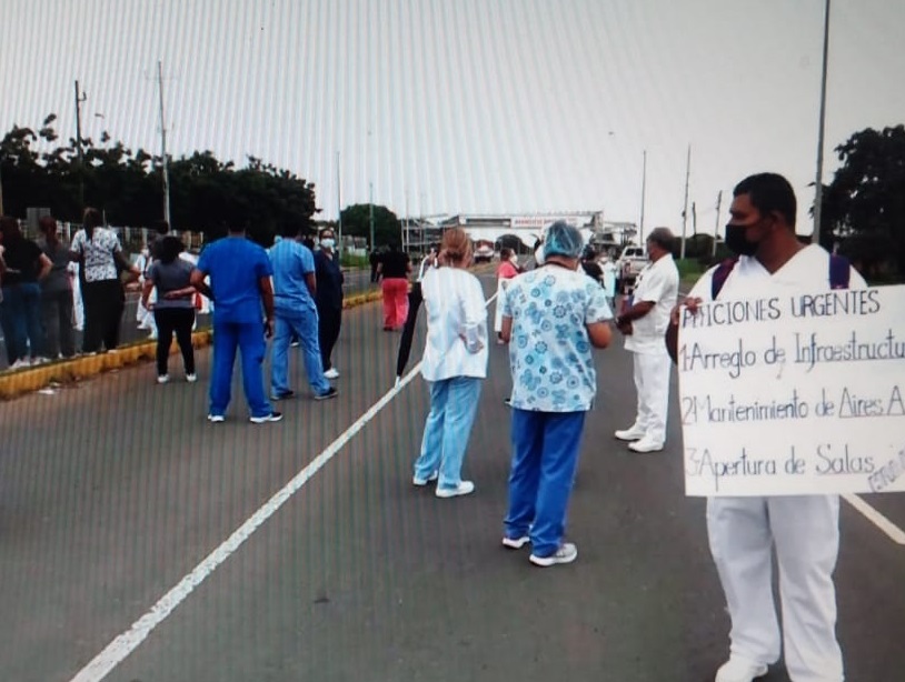 Personal sanitario salió a las calles a protestar por la situación del hospital santeño. Foto: Thays Domínguez Personal sanitario salió a las calles a protestar por la situación del hospital santeño. Foto: Thays Domínguez