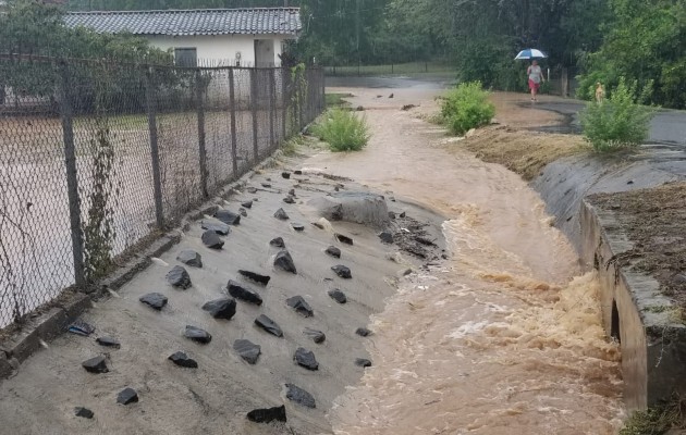 Los residentes temen que el agua llegue hasta sus casas y cause daños a sus pertenencias. Foto Thays Domínguez Los residentes temen que el agua llegue hasta sus casas y cause daños a sus pertenencias. Foto Thays Domínguez