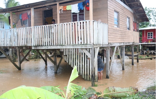 Evalúan la situación de varias residencias afectadas por las fuertes lluvias. Foto: Cortesía Sinaproc Evalúan la situación de varias residencias afectadas por las fuertes lluvias. Foto: Cortesía Sinaproc