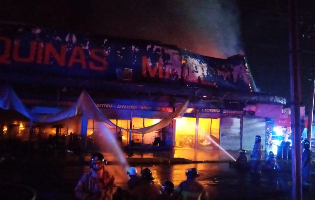 La gran magnitud del fuego obligó a pedir refuerzo a otras estaciones de la provincia. Foto: Mayra Madrid La gran magnitud del fuego obligó a pedir refuerzo a otras estaciones de la provincia. Foto: Mayra Madrid
