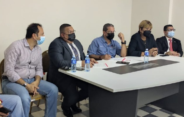 Ministro del Mivi conversa con las autoridades locales de la provincia de Colón. Foto Diomedes Sánchez Ministro del Mivi conversa con las autoridades locales de la provincia de Colón. Foto Diomedes Sánchez
