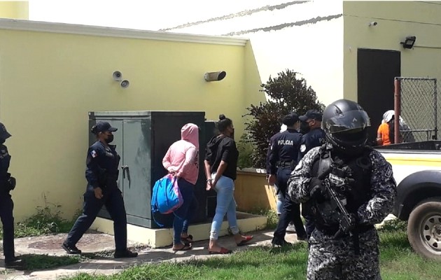 Los ocho imputados fueron trasladados hasta Chitré, para llevarlos ante el juez de garantías por su presunta participación en el secuestro de un empresario del área. Foto:Thays Domínguez Los ocho imputados fueron trasladados hasta Chitré, para llevarlos ante el juez de garantías por su presunta participación en el secuestro de un empresario del área. Foto:Thays Domínguez
