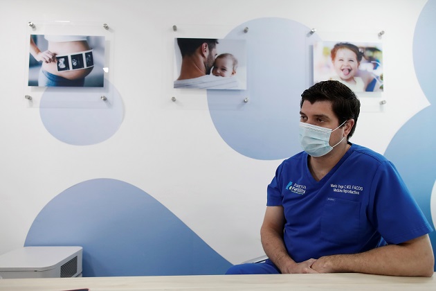 El doctor y especialista panameño, Mario Vega Croker, habla sobre la fecundación in vitro. Foto: EFE El doctor y especialista panameño, Mario Vega Croker, habla sobre la fecundación in vitro. Foto: EFE