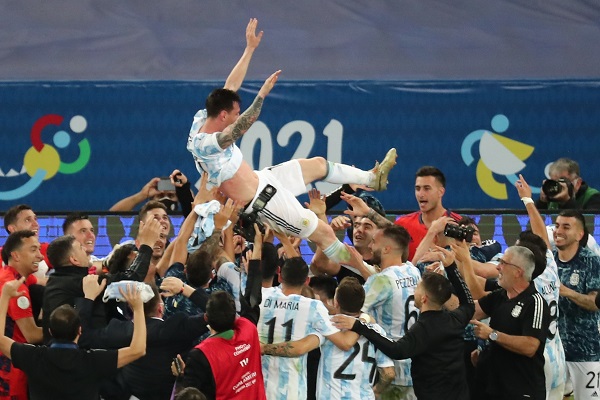 messi-argentina.jpg Messi y jugadores de Argentina, festejan. Foto:EFE