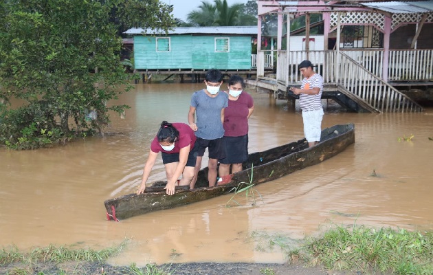 Varias personas han sido evacuadas de sus residencias inundadas. Foto: Cortesía Sinaproc Varias personas han sido evacuadas de sus residencias inundadas. Foto: Cortesía Sinaproc