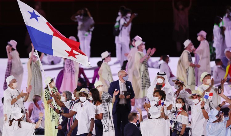 olimpicos_0.jpg Atheyna Bylon con la bandera panameña en Tokio. Foto: