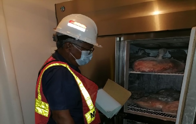 La embarcación fue abordada por los inspectores de Cuarentena Agropecuaria en el puerto de Chiriquí Grande PTP, en Bocas del Toro. Foto: Mayra Madrid La embarcación fue abordada por los inspectores de Cuarentena Agropecuaria en el puerto de Chiriquí Grande PTP, en Bocas del Toro. Foto: Mayra Madrid