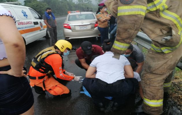 Al lugar del accidente acudieron paramédicos del Sinaproc, Bomberos y 911. Foto: José Vásquez Al lugar del accidente acudieron paramédicos del Sinaproc, Bomberos y 911. Foto: José Vásquez