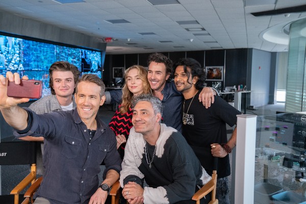 (Izquierda a derecha) Joe Keery, Ryan Reynolds, Jodie Comer, Taika Waititi, director Shawn Levy y Utkarsh Ambudkar en el set de Free Guy. Foto/Alan Markfield. © 2020 Twentieth Century Fox Film Corporation. All Rights Reserved. (Izquierda a derecha) Joe Keery, Ryan Reynolds, Jodie Comer, Taika Waititi, director Shawn Levy y Utkarsh Ambudkar en el set de Free Guy. Foto/Alan Markfield. © 2020 Twentieth Century Fox Film Corporation. All Rights Reserved.