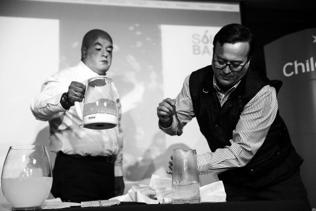 Roberto Astete y Cristian Olivares, emprendedores chilenos de la empresa Solubag, hacen una demostración de su creación, las bolsas "no plásticas" que se disuelven en agua. Foto: EFE.