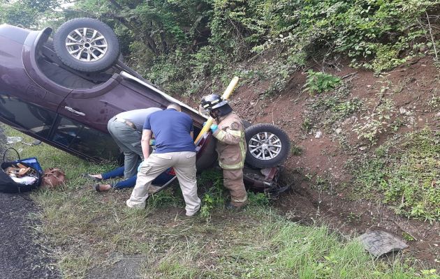 Una mujer resultó con heridas, luego de volcarse el auto en el que viajaba la mañana de este sábado. Foto: Thays Domínguez Una mujer resultó con heridas, luego de volcarse el auto en el que viajaba la mañana de este sábado. Foto: Thays Domínguez