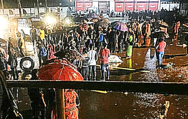 Los manifestantes se mantuvieron en la vía a pesar de las fuertes lluvias. Foto Mayra Madrid Los manifestantes se mantuvieron en la vía a pesar de las fuertes lluvias. Foto Mayra Madrid