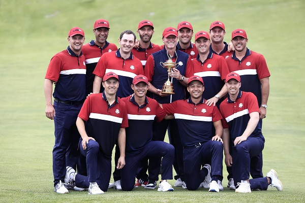 Equipo de Estados Unidos con la Copa Ryder. Foto:EFE Equipo de Estados Unidos con la Copa Ryder. Foto:EFE