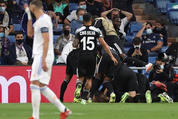 Jugadores del Sheriff festejan su segundo gol. Foto:EFE