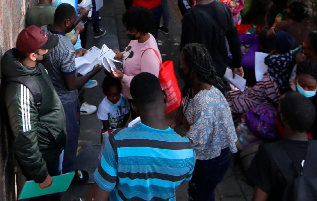 Un grupo de migrantes haitianos, asiste a la oficina de la Comisión Mexicana de Ayuda a Refugiados (Comar) hoy, en la Cuidad de México. Foto: EFE Un grupo de migrantes haitianos, asiste a la oficina de la Comisión Mexicana de Ayuda a Refugiados (Comar) hoy, en la Cuidad de México. Foto: EFE