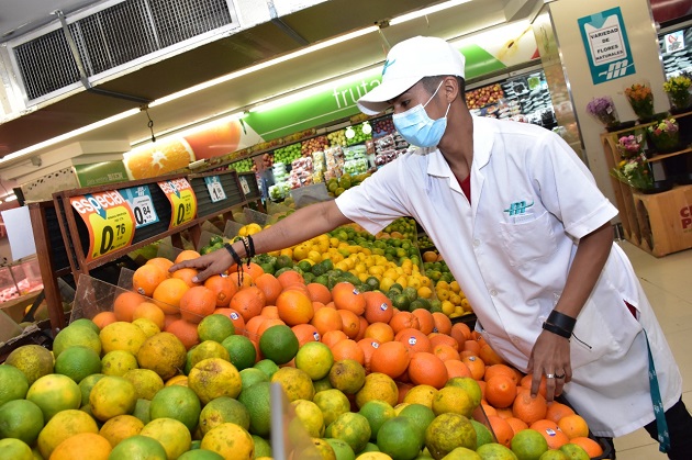 Josué Urriola realiza su faena en el área de frutas y verduras de un supermercado de la localidad. Foto: Cortesía Mides Josué Urriola realiza su faena en el área de frutas y verduras de un supermercado de la localidad. Foto: Cortesía Mides