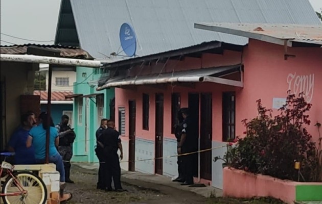 Los presuntos delincuentes, dos hombres y una mujer ingresaron al local armados. Foto: Mayra Madrid Los presuntos delincuentes, dos hombres y una mujer ingresaron al local armados. Foto: Mayra Madrid