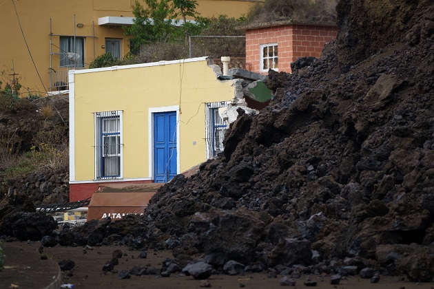 La colada de lava generada por el volcán que entró en erupción el domingo en La Palma ha irrumpido este miércoles en el pueblo de Todoque. Foto: EFE La colada de lava generada por el volcán que entró en erupción el domingo en La Palma ha irrumpido este miércoles en el pueblo de Todoque. Foto: EFE