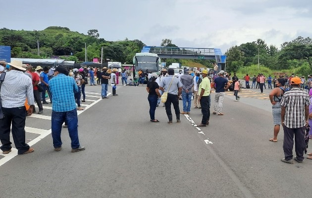 Los manifestantes informaron que la manifestación es pacífica, pero se desconoce cuándo podría normalizarse el libre tránsito por el área. Foto: Melquiades Vásquez Los manifestantes informaron que la manifestación es pacífica, pero se desconoce cuándo podría normalizarse el libre tránsito por el área. Foto: Melquiades Vásquez