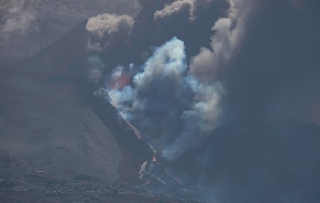 La colada del volcán de La Palma, que llegó al mar la pasada noche, ha formado un pequeño delta de lava. Foto: EFE
