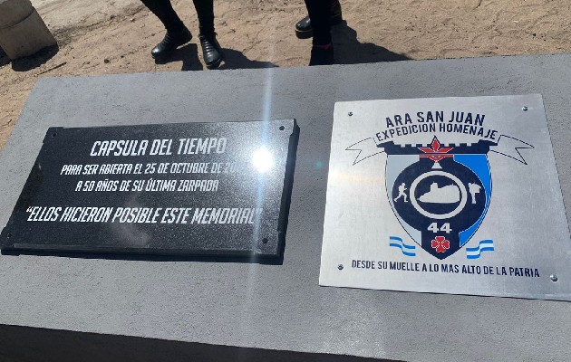 "44 corazones laten ahí abajo y millones de lágrimas por ustedes inundan nuestro ser", mensaje a la víctimas del Ara San Juan. Foto: @Los44AraSJ