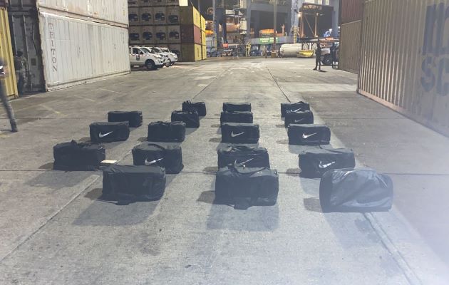 En Colón la sustancia ilícita fue encontrada en 18 maletines. Foto: Ministerio Público En Colón la sustancia ilícita fue encontrada en 18 maletines. Foto: Ministerio Público