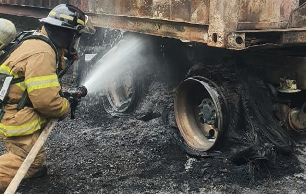 El fuego consumió en su totalidad los neumáticos del articulado. Foto: José Váquez El fuego consumió en su totalidad los neumáticos del articulado. Foto: José Váquez
