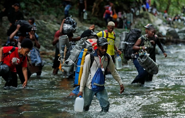 Migrantes haitianos en su camino hacia Panamá por el Tapón del Darién en Acandi (Colombia). Foto: EFE Migrantes haitianos en su camino hacia Panamá por el Tapón del Darién en Acandi (Colombia). Foto: EFE