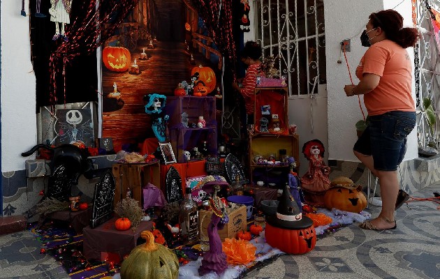Los muertos, los dioses, el perro y la catrina, los personajes del Día de Muerto en México. Foto: EFE