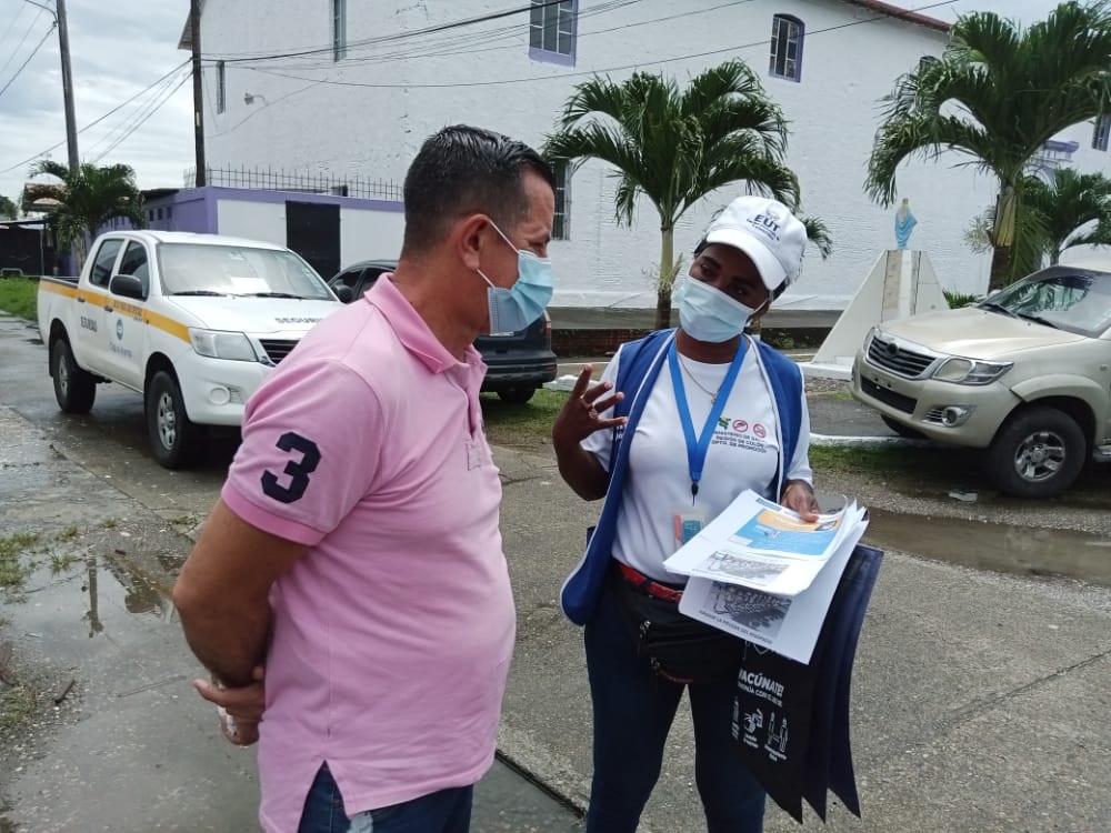 Personal del Minsa verifica que los feligreses cumplan con las medidas de bioseguridad. Foto: Diomedes Sánchez Personal del Minsa verifica que los feligreses cumplan con las medidas de bioseguridad. Foto: Diomedes Sánchez