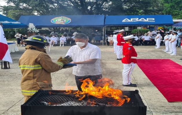 El ministro de salud Luis Francisco Sucre, fue el invitado de honor en el acto de cremación de banderas en Veraguas. Foto: Melquiades Vásquez El ministro de salud Luis Francisco Sucre, fue el invitado de honor en el acto de cremación de banderas en Veraguas. Foto: Melquiades Vásquez