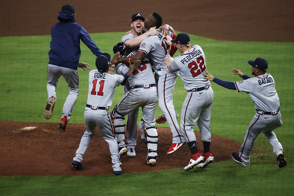 Jugadores de los Bravos festejan el triunfo ante Astros. Foto:EFE Jugadores de los Bravos festejan el triunfo ante Astros. Foto:EFE