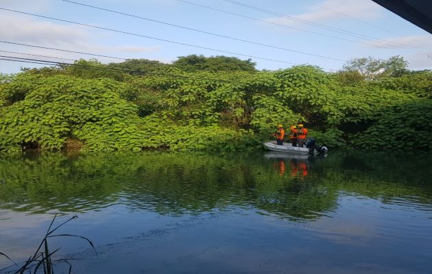 Las labores de búsqueda se suspendieron tomando en cuenta el clima y el estado del mar, lo que ponía en peligro al equipo de búsqueda. Foto: Mayra Madrid Las labores de búsqueda se suspendieron tomando en cuenta el clima y el estado del mar, lo que ponía en peligro al equipo de búsqueda. Foto: Mayra Madrid