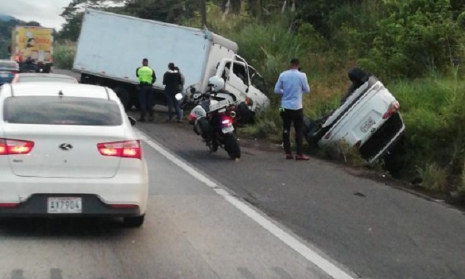 calderon_accidente._jpg.jpg Las autoridades investigan el accidente de Calderón.