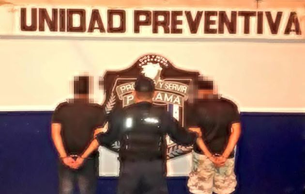 Los tres ciudadanos y el arma de fuego fueron puestos a órdenes de las autoridades competentes quienes adelantan las investigaciones. Foto: José Vásquez Los tres ciudadanos y el arma de fuego fueron puestos a órdenes de las autoridades competentes quienes adelantan las investigaciones. Foto: José Vásquez