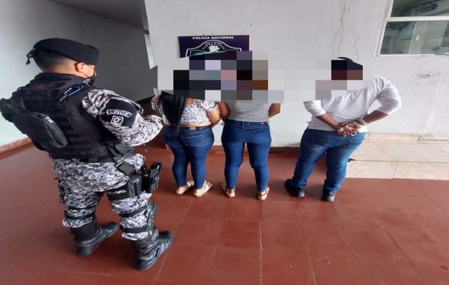 Dos mujeres y un hombre fueron capturados por presunto hurto. Foto: Proteger y Servir Dos mujeres y un hombre fueron capturados por presunto hurto. Foto: Proteger y Servir