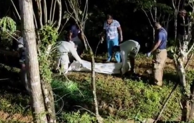 El vehículo se salió de la vía y fue a dar a un barranco en esta vía rápida. Foto: Diomedes Sánchez El vehículo se salió de la vía y fue a dar a un barranco en esta vía rápida. Foto: Diomedes Sánchez