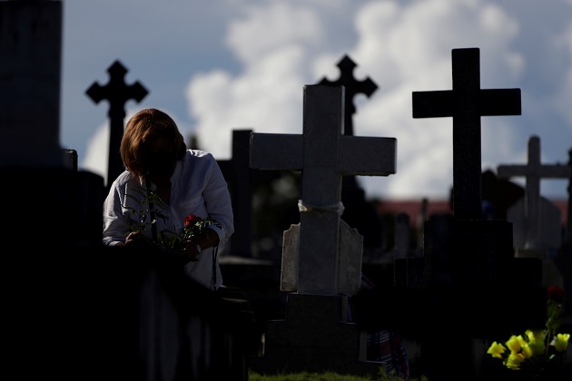 Una mujer deposita flores en el Cementerio de Amador durante el Día de los Difuntos en ciudad de Panamá. Foto: EFE Una mujer deposita flores en el Cementerio de Amador durante el Día de los Difuntos en ciudad de Panamá. Foto: EFE
