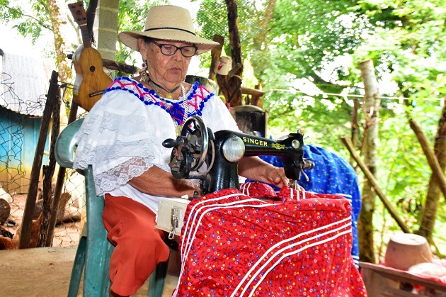  Florentina Moreno calcula que ha confeccionado más de 100 polleras y sombreros para el Festival Nacional del Manito. Fotos. Cortesía Mides
