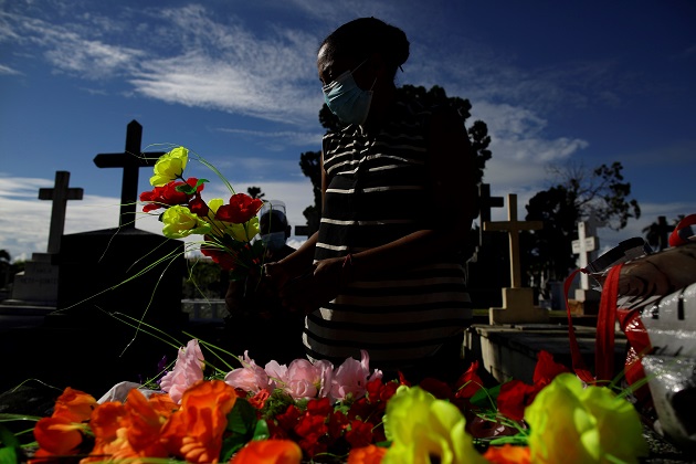Flores de diferentes colores hoy en el Cementerio de Amador. Foto: EFE Flores de diferentes colores hoy en el Cementerio de Amador. Foto: EFE