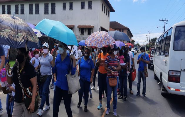 Los profesores y los padres de familia de la escuela Miguel Alba de Soná, volvieron a salir a las calles para exigir que culminen los trabajos del centro educativo. Foto: Melquiades Vásquez Los profesores y los padres de familia de la escuela Miguel Alba de Soná, volvieron a salir a las calles para exigir que culminen los trabajos del centro educativo. Foto: Melquiades Vásquez