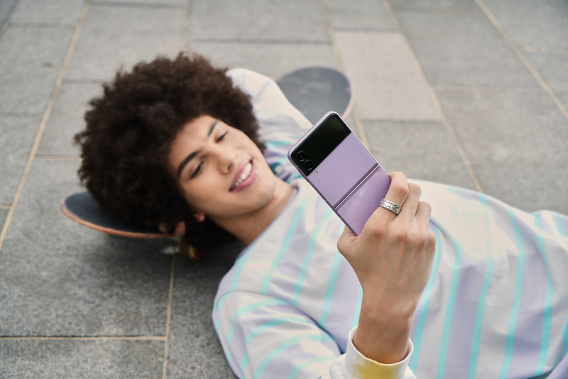 08_lifestyle_galaxyzflip3_5g_lavender.jpg 08_lifestyle_galaxyzflip3_5g_lavender.jpg