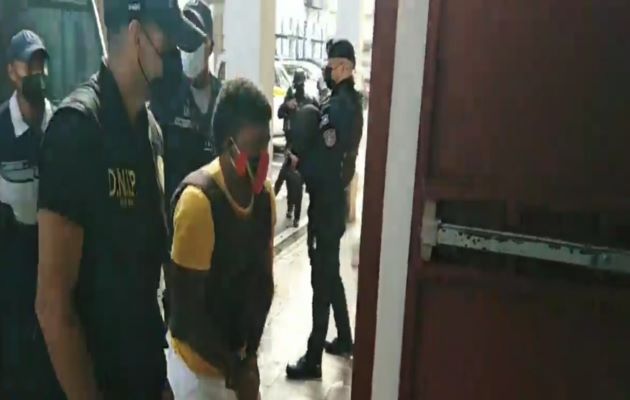 Reynaldo Cuadra con el alias de “Reycito”, llegó fuertemente custodiado por la Policía Nacional. Foto: Cortesía Reynaldo Cuadra con el alias de “Reycito”, llegó fuertemente custodiado por la Policía Nacional. Foto: Cortesía