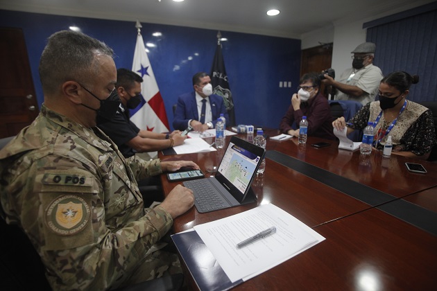 El ministro Juan Manuel Pino, y el director de la Policía Nacional, John Omar Dornheim Castillo, hablan con la prensa extranjera sobre un reciente operativo contra el narcotráfico en Panamá. Foto: EFE El ministro Juan Manuel Pino, y el director de la Policía Nacional, John Omar Dornheim Castillo, hablan con la prensa extranjera sobre un reciente operativo contra el narcotráfico en Panamá. Foto: EFE