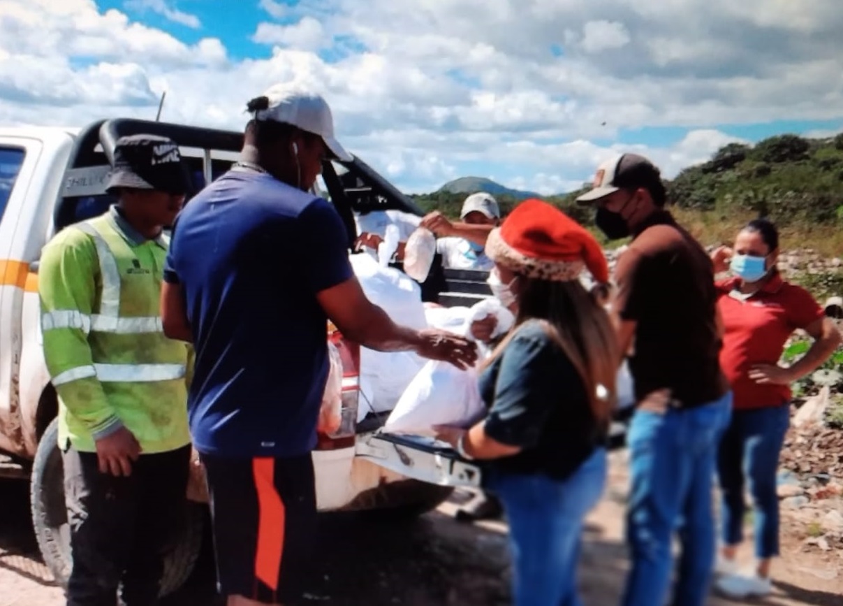 Los pepenadores agradecieron el gesto de las autoridades regionales del Mides. Foto: Melquiades Vásquez Los pepenadores agradecieron el gesto de las autoridades regionales del Mides. Foto: Melquiades Vásquez