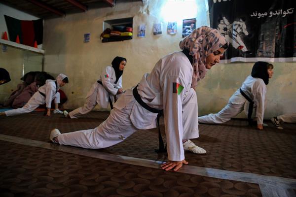Las deportistas también tienen soportar los reproches de su familia. EFE