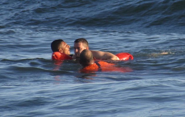 El venezolano estaba siendo arrastrado por las corrientes en Playa la Barqueta. Foto: Mayra Madrid El venezolano estaba siendo arrastrado por las corrientes en Playa la Barqueta. Foto: Mayra Madrid